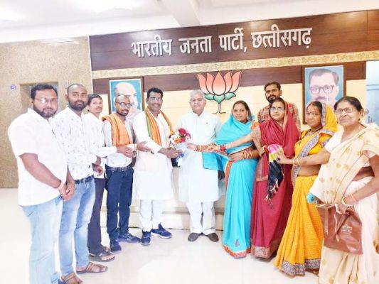 जल्द फूडपार्क शुरू करने ग्रामीण-जनप्रतिनिधि मिले भाजपा नेताओं से