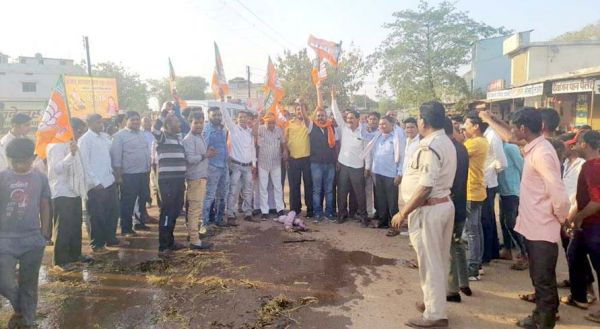 अभिनेश की नि:शर्त रिहाई की मांग, फूंका पुतला