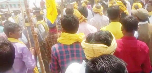 कवर्धा-कुकदूर में सरकारी जमीन पर लगे झंडे को जलाने से बवाल, गोंडवाना पार्टी ने घेरा थाना