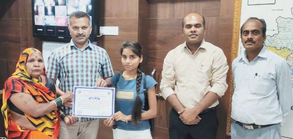 वाद-विवाद स्पर्धा के विजेताओं को मिला प्रशस्ति पत्र