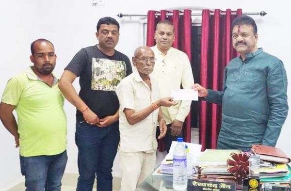 बीमार-जरूरतमंदों को मिली आर्थिक सहायता