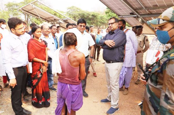 कलेक्टर ने गोठानों का किया निरीक्षण, महिला समूहों से की चर्चा