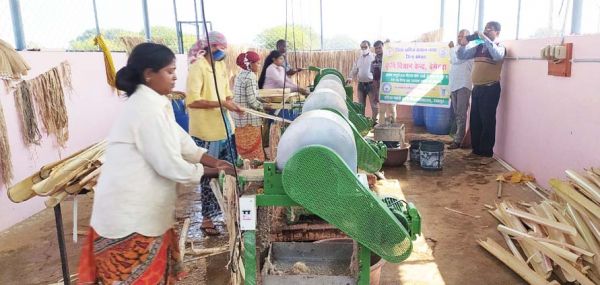 केला तना रेशा बेचकर महिला समिति ने कमाये सवा लाख