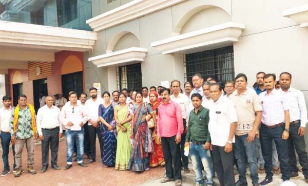 सहायक आंतरिक लेखा परीक्षण व करारोपण अधिकारी को हटाने की मांग को लेकर ज्ञापन