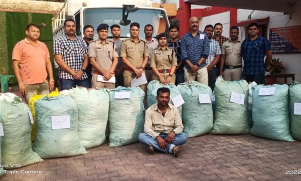 पशु आहार की बोरियों में 4 क्विंटल गांजे की तस्करी, उड़ीसा का मिनी ट्रक ड्राइवर गिरफ्तार