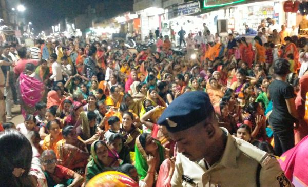 भागवत कथा में हनुमान चालीसा का सामूहिक पाठ किया