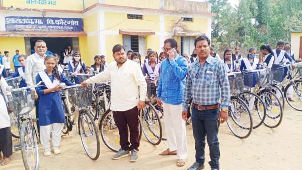 सायकिल पाकर बालिकाओं के चेहरे खुशी से खिल उठे
