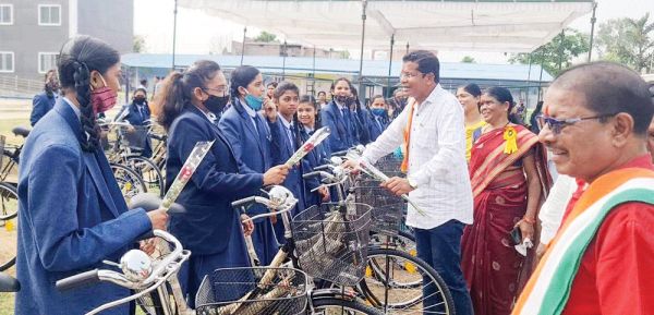 स्वामी आत्मानंद स्कूल की छात्राओं को मरकाम के हाथों मिली साइकिल