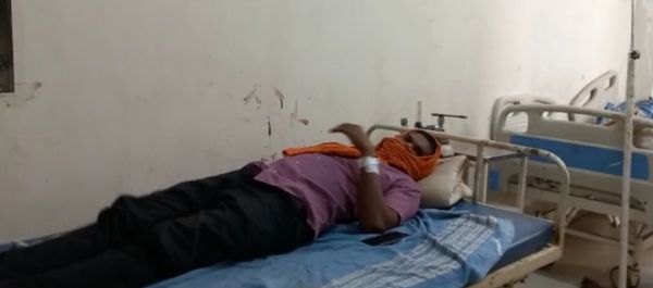 महुआ बीनने पर विवाद, टांगी से ताबड़तोड़ वार, गंभीर