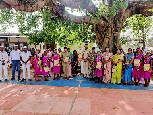 अभिव्यक्ति ऐप की जानकारी देने बड़ेडोंगर पहुंचीं पुलिस