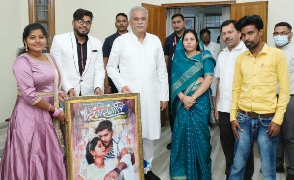 मुख्यमंत्री ने किया रंग रंगीले का पोस्टर विमोचन