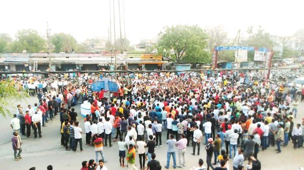 नाबालिग छात्रा से घर घुसकर रेप, हत्या कर फांसी पर लटकाया