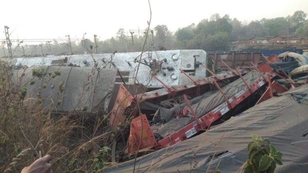 स्टेशन पर खड़ी मालगाड़ी को दूसरी ने मारी टक्कर, 21 डिब्बे बेपटरी