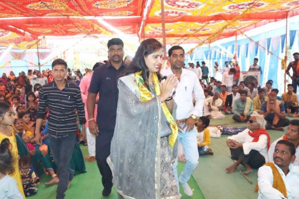 भागवत कथा सुनने पहुंचीं शकुंतला