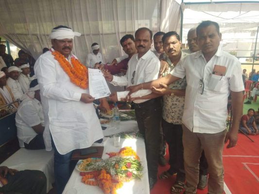 मांग को लेकर सचिव संघ ने विधायक नेताम को सौंपा ज्ञापन