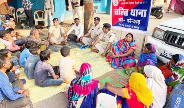 ग्रामीणों को कानून की जानकारी देने गाँव तक चलकर पहुंचा थाना