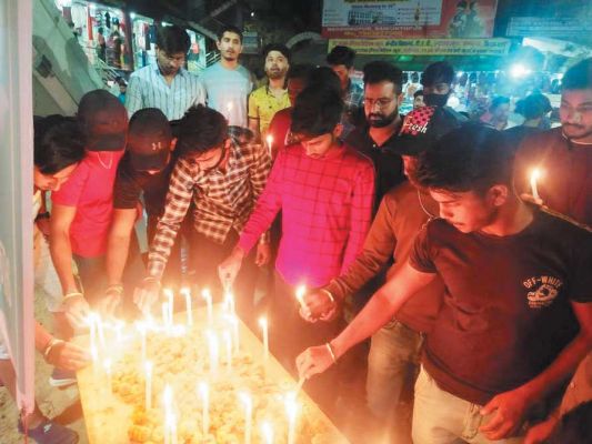 ससंदीय सचिव अंबिका सहित युवाओं ने दी रेप पीडि़ता को श्रद्धांजलि