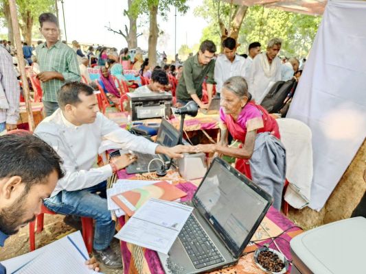 80 बरस की महिला का तत्काल कराया गया आधार कार्ड का पंजीयन
