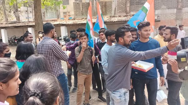 ऑनलाइन परीक्षा की मांग पूरी होने पर एनएसयूआई ने मनाया जश्न, सरकार का आभार जताया