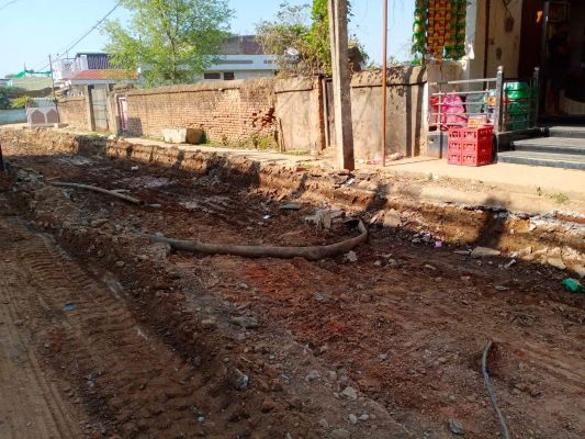 सीसी सडक़ निर्माण अधूरा, माह भर से खोदकर छोड़ा  