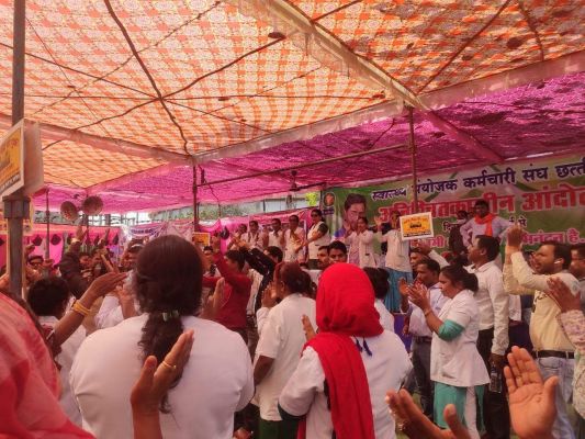 सरकार को जगाने थाली, सिटी और घंटी बजाया ग्रामीण स्वास्थ्य संयोजकों ने