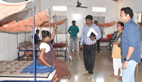 कलेक्टर ने ओरछा स्वास्थ्य केंद्र का किया औचक निरीक्षण