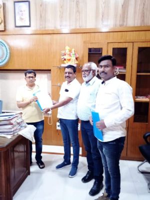 जन आवश्यकताओं के समाधान के लिए कलेक्टर को सौंपा ज्ञापन