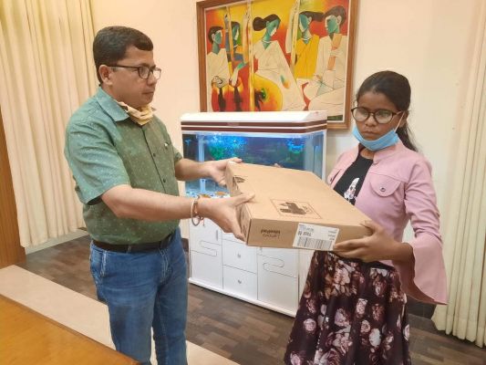 दिव्यांग छात्रा ने पढ़ाई के लिए कलेक्टर से की लैपटॉप की मांग, तत्काल उपलब्ध कराया