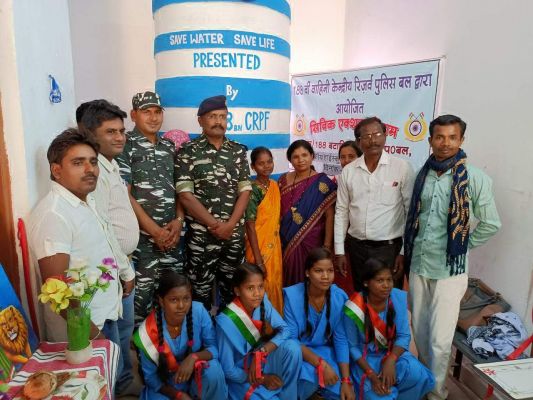 188वीं बटालियन सीआरपीएफ ने हाई स्कूल में टेरा वाटर फिल्टर स्थापित किया