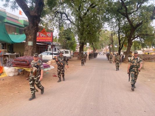 पुलिस-पैरामिलिट्री जवानों का खैरागढ़ विस में फ्लैग मार्च