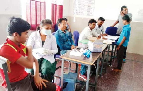 एकलव्य आवासीय विद्यालय के बच्चों का किया टीकाकरण
