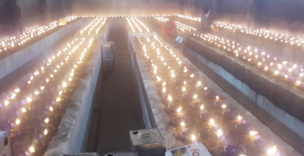 देवी मंदिरों में प्रज्ज्वलित हुए आस्था के दीप, श्रद्धालुओं की उमड़ी भीड़