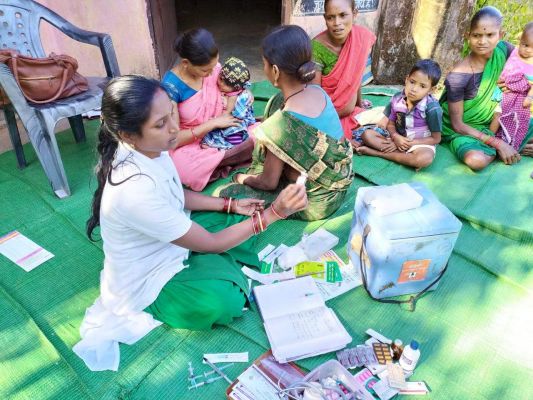 कर्तव्यपरायणता से संवेदनशील ग्रामीणों के जीवन में परिवर्तन ला रहीं उमेश्वरी