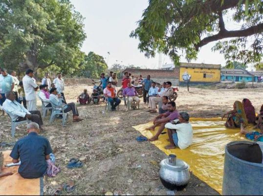 जर्जर सडक़ की समस्या से जूझ रहे ग्रामीणों ने खोला मोर्चा, चक्काजाम कर बैठे अनिश्चितकालीन आंदोलन पर