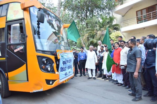 सीएम ने युवोदय रथ को रायपुर भ्रमण के लिए झंडी दिखाकर किया रवाना