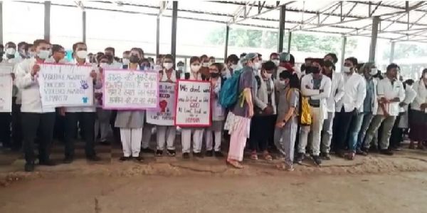  इलाज कराने सिम्स पहुंचे युवक ने डॉक्टर को पीटा, हंगामा, हड़ताल एफआईआर