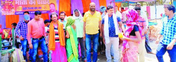 समाजसेवी कर रहे नवरात्रि पर गन्ना रस का वितरण