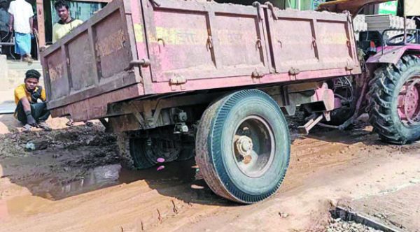 ट्रैक्टर-ट्रॉली मिट्टी में फंसी, घंटों जाम