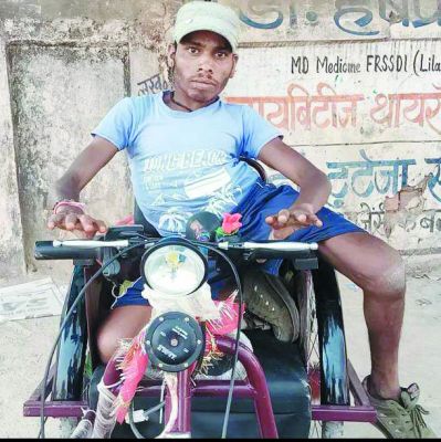 आइसक्रीम व बर्फ बेचकर जीवन यापन के लिए दिव्यांग कर रहा जद्दोजहद