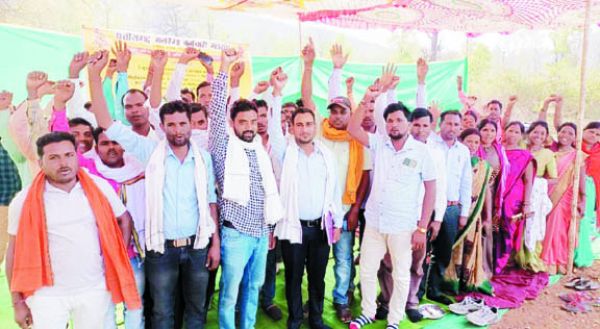 मांगों को ले बेमुद्दत हड़ताल पर रोजगार सहायक व मनरेगा कर्मी