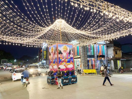 झूलेलाल जयंती पर युवाओं ने सजाया शहर