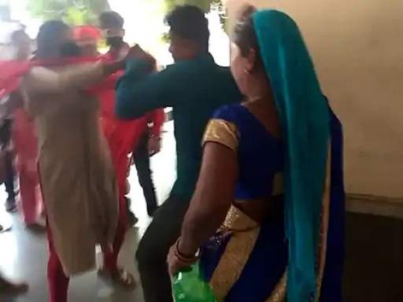 दूसरी शादी कर रहे दूल्हे को पत्नी व मायके वालों ने पीटा