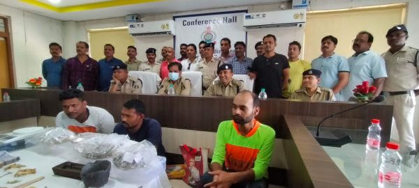 40 चोरियों में शामिल 2 आरोपी सहित खरीददार गिरफ्तार