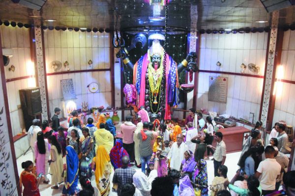 पंचमी पर विशेष श्रृंगार के साथ पूजा-अर्चना