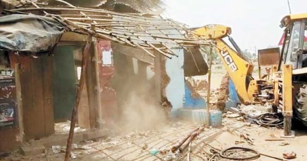 उडिय़ा बस्ती में रेलवे ने हटाए अतिक्रमण, दुकानों एवं घरों को तोड़ा