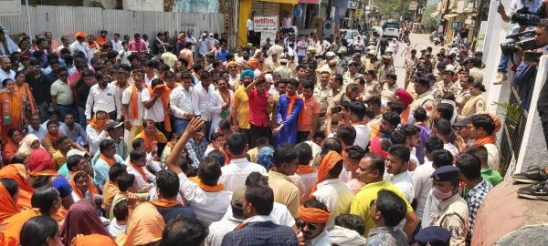 जिलाध्यक्ष पर एफआईआर, भाजपाईयों ने घेरा थाना