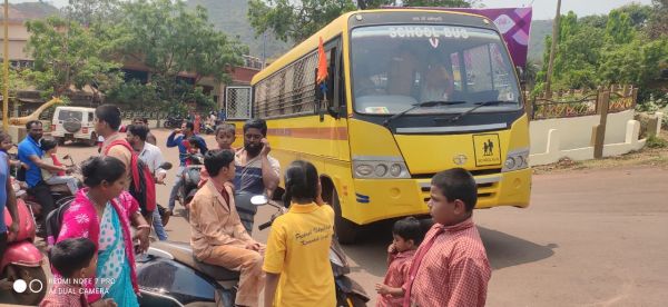 इमरजेंसी गेट खुल जाने से स्कूली बस से गिरे दो बच्चे