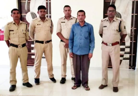 प्राइमरी स्कूल की छात्राओं से अश्लील हरकत, शिक्षक गिरफ्तार