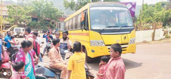 इमरजेंसी गेट खुलने से स्कूली बस से गिरे दो बच्चे