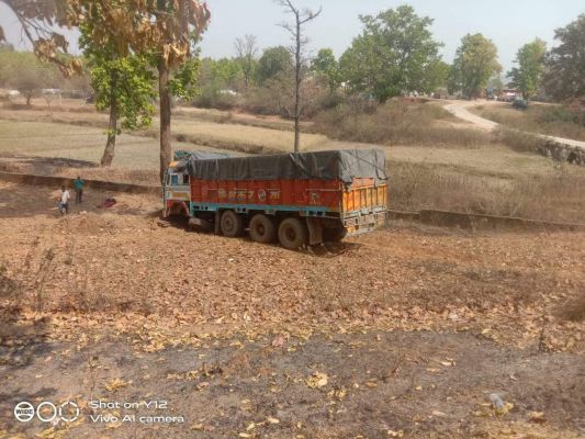 स्टेयरिंग फेल, ट्रक खाई में  